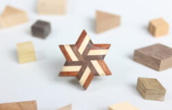 寄木のストライプ星形ピンブローチ